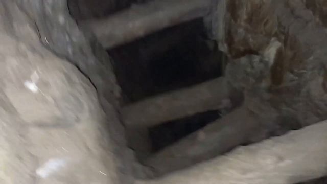 Спуск в заброшенную шахту