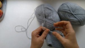 Петли с выкрутасами , а резинка ровная .  Резинка 1 на 1 спицами по кругу.