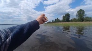 Ловля окуня на спиннинг с лодки в траве на водохранилище