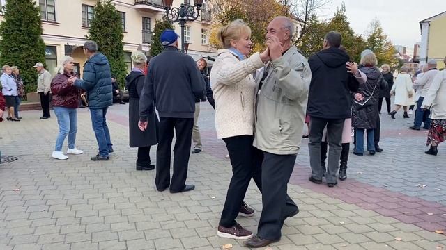 Танцуем под осенним листопадом!!!