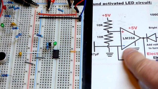 LM358 op amp condenser microphone sound activated LED electronics circuit by electronzap смотреть онлайн