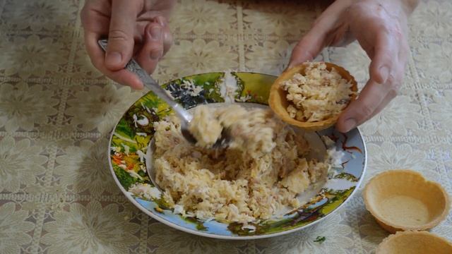 Две закуски для праздничного стола (тарталетки с печенью трески и бутерброды с сардиной)