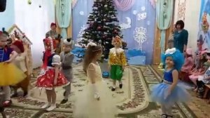 Новогодний танец сказочных героев.