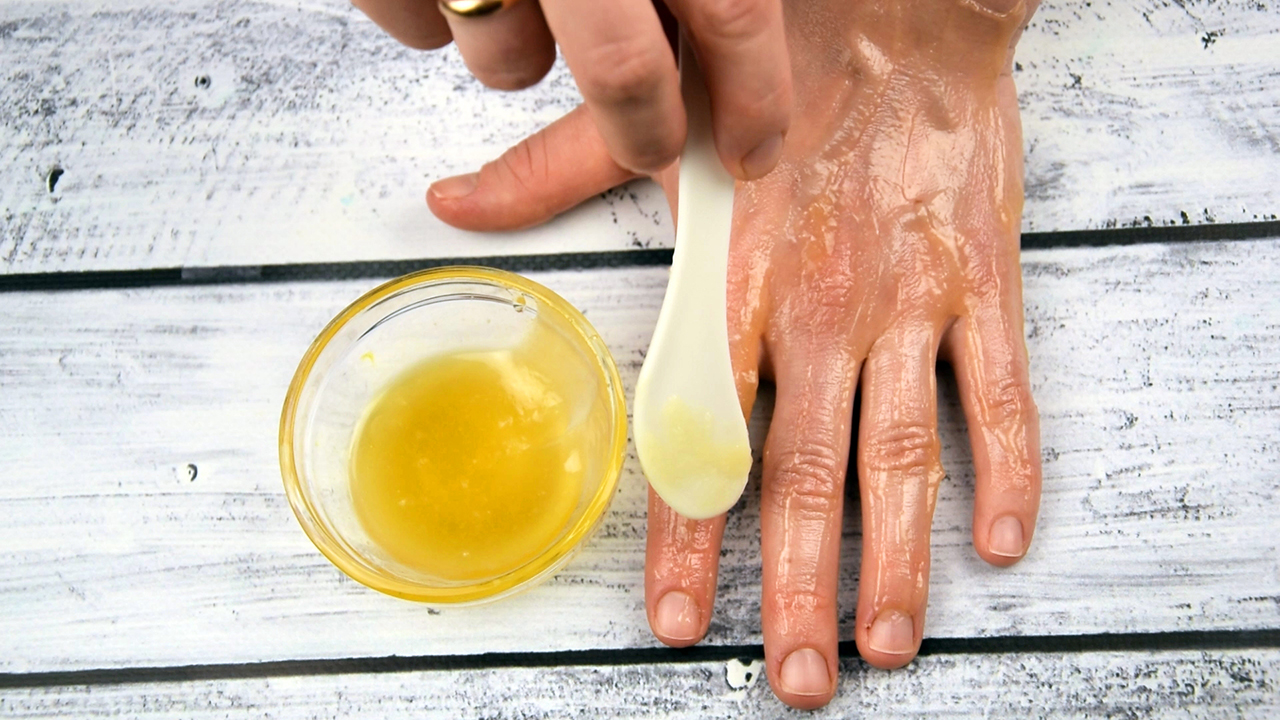 Маски для рук после 50. Крем для омоложения кожи рук. Маска для рук омолаживающая в домашних. Для смягчения кожи рук. Сода в руке.