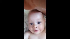 Смешной милый малыш разговаривает в 5 6 месяцев агукает))