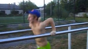 Отжимания на брусьях с хлопком.