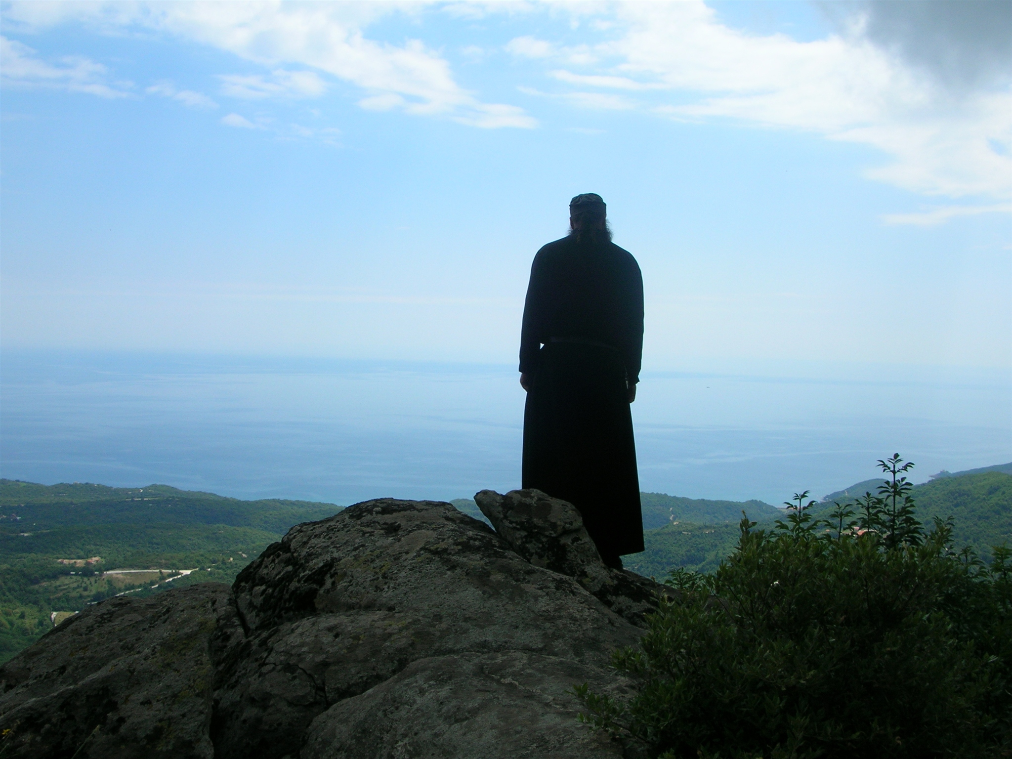 Вдали стоит. Гора Афон гора Святая. Гора Афон священник. Монахи горы Афон. Русский храм на вершине горы Афон.