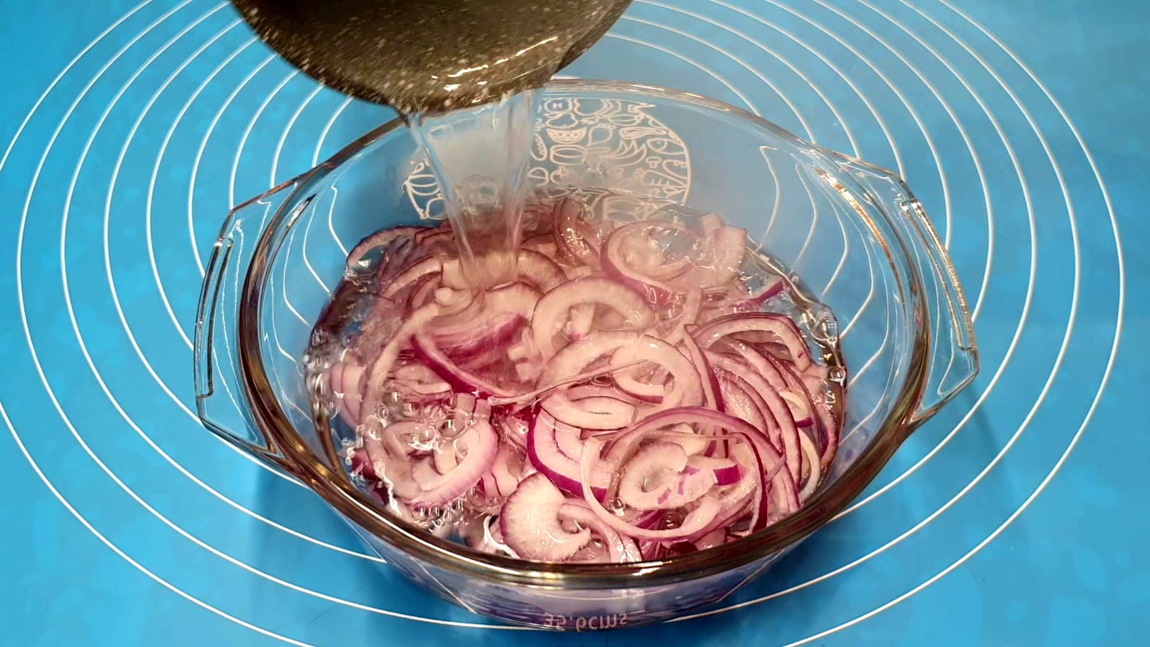 Как быстро замариновать лук для салата