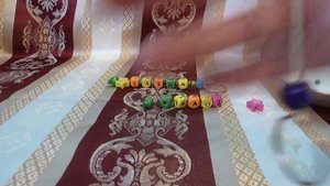 Мастер-класс именного брелочка из разноцветных деревянных бусин
