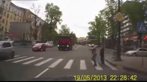 Грузовик переехал мужика 21+