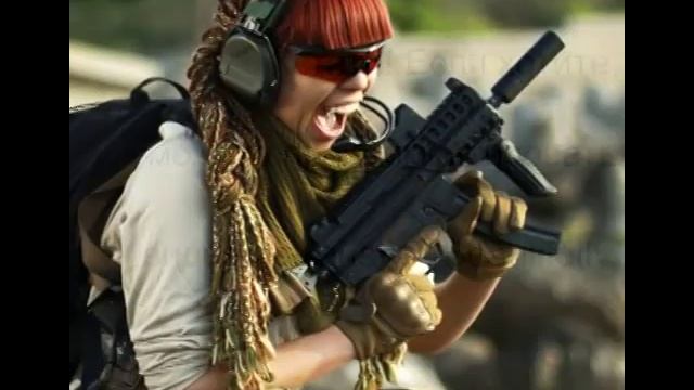 Красивая девушка с автоматом смотреть онлайн