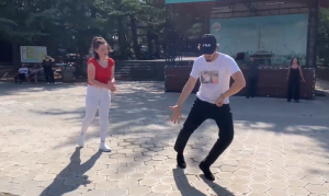 Девушка Танцует Как Парень Очень Круто Чеченская Песня Ловзар В Парке Лезгинка 2023 Тбилиси ALISHKA