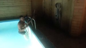 Мужики отжигают в сауне.  Банный бобслей.