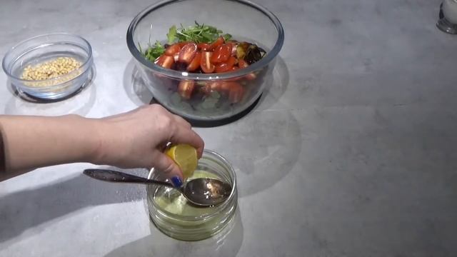 Очень вкусный салат с руколой ,со свеклой и кедровыми орешками
