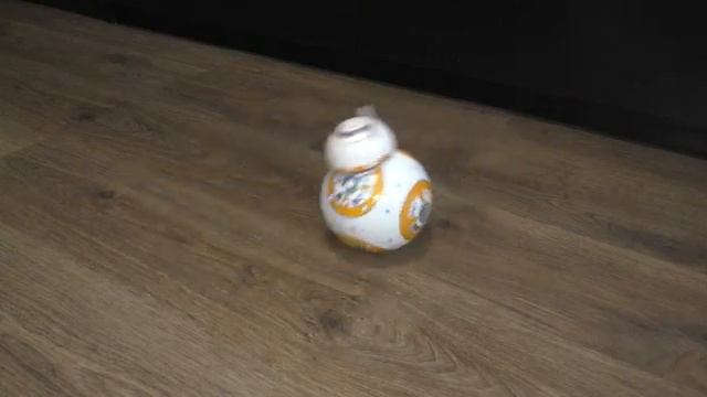 Обзор крутого робота-дроида ВВ-8 смотреть онлайн