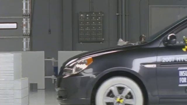 2007 Hyundai Accent moderate overlap IIHS crash test смотреть онлайн