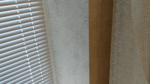 Вариант оформления откоса окна обоями