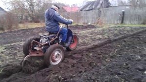 Трехкоесный трактор с конным плугом.