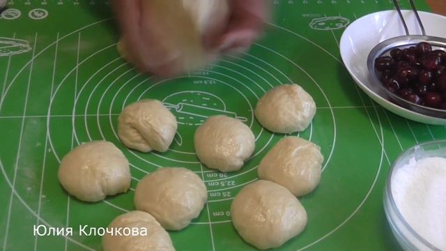 Дрожжевые пирожки с вишней в духовке.Вкусный рецепт.Пошагово. Юлия Клочкова.