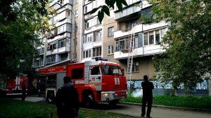 Пожарные тушат пожар на балконе