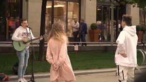 Гитарист притворился новичком перед уличными музыкантами #баян #гитара