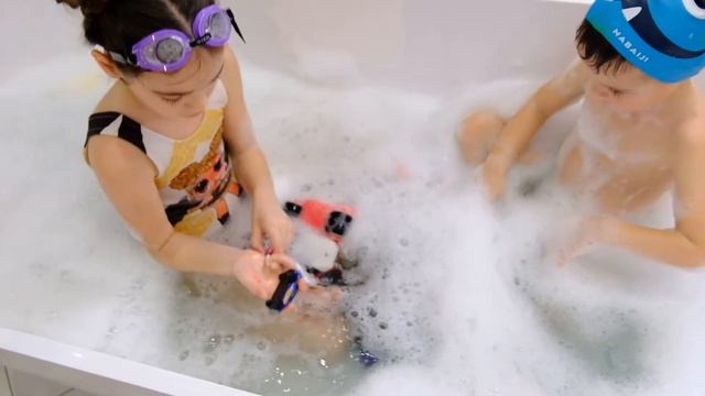 Дети купаются в ванне и рассказывают о своих игрушках . Первый влог ММ .Детский канал. смотреть онлайн