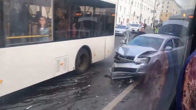 ДТП с автобусом в Чебоксарах возле кинотеатра "Луксор" смотреть онлайн