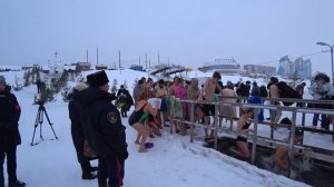 Купание в проруби на Оби Крещение Барнаул Алтай Откроют ли купели 19.01.2021?  девушки купаются