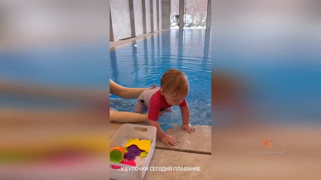 Дочка Ольги Орловой плавает в бассейне!