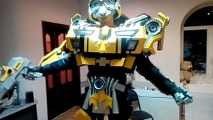 Демонстрация возможностей костюма трансформера BumbleBee