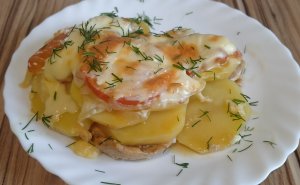 Куриное филе с картофелем под сырной корочкой в духовке