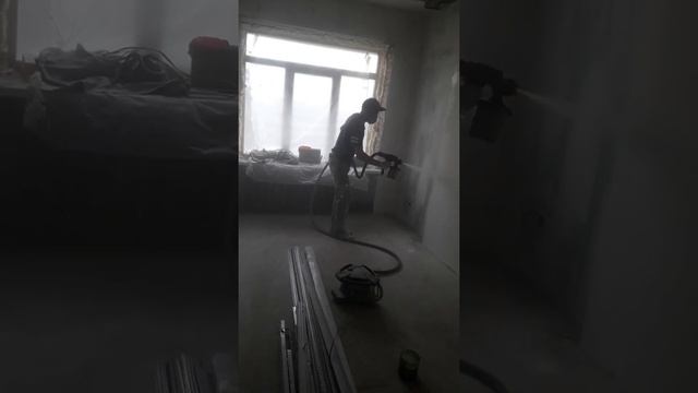 Пропитка стен краскопультом.