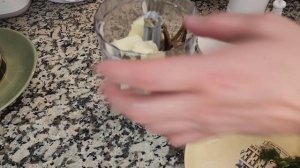 Очень вкусный и быстрый в приготовлении паштет намазка из шпрот! Готовить 1 минуту.