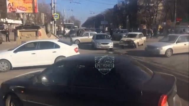 В Ростове инкассаторская машина перевернулась после столкновения с «Жигулями» смотреть онлайн