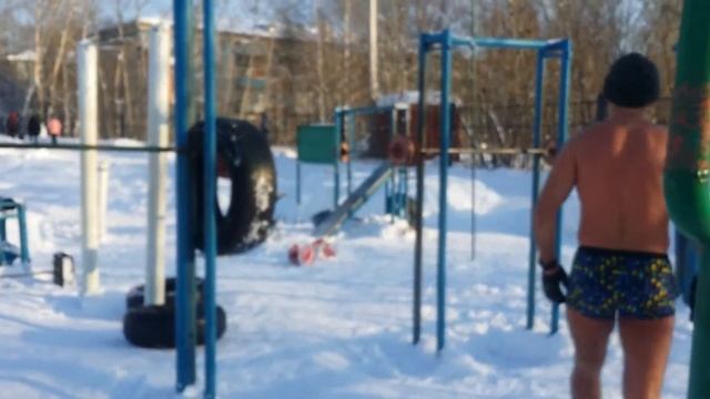 Купание в проруби с последующей зарядкой на морозе!