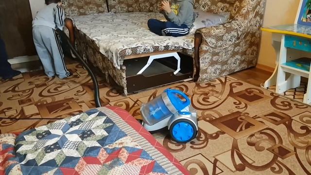 Чистоплотный цыганчёнок. Мамин помошник - наш Тимурка))) смотреть онлайн