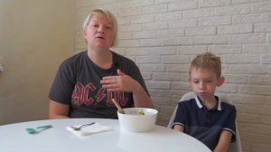 Как научить ребенка есть ложкой?