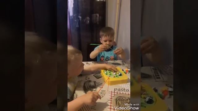 Играем в игру рыбалка и учим цвета.