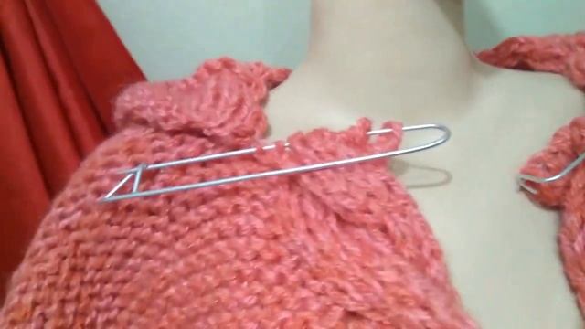 Видеообзор моего пончо с центральной широкой косой по центру с первым вариантом пришивного капюшона смотреть онлайн