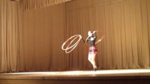 Игра с хула хупами. Юлия Пересветова