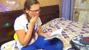 Получила Двойку! Что делать: подменить дневник или исправить оценку? Видео для детей!