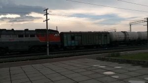 Тепловоз 2тэ116у с грузовым поездом прибывает на станцию Мелеуз