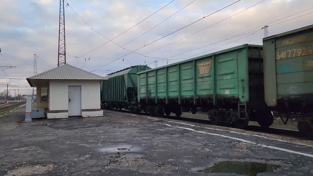 Тепловоз 2М62-1205 м грузовым поездом преследует станцию Орёл смотреть онлайн