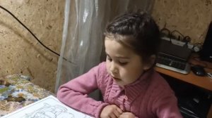 Полина в храме молится