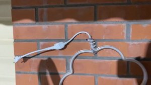 Монтаж гирлянды бахрома на гараже