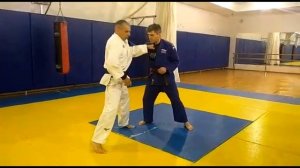 Бросок через бедро со вставкой с захватом за отворот - Дзюдо