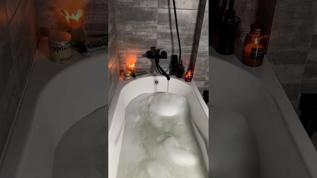 Дизайн ванной, черный стиль, сочетание черного и дерева в ванной, круглое зеркало с подсветкой,деко