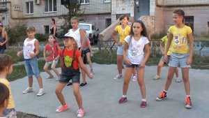 Street dance Hip-Hop. Уличные танцы. Маленькие дети танцуют хип-хоп. Праздник во дворе-2013