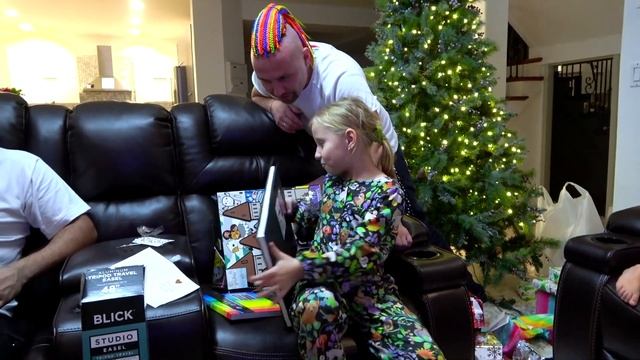 Приехала Саша ! Последний день Николь в 2020 ! Подарки на Новый год 2021 для всей семьи ! смотреть онлайн