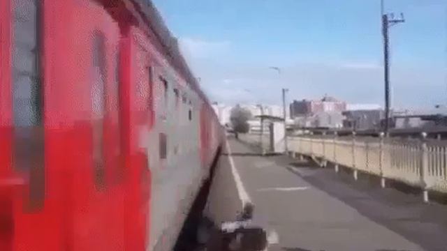 В последний момент успел вытащить коляску. At the last moment managed to pull out the stroller. смотреть онлайн